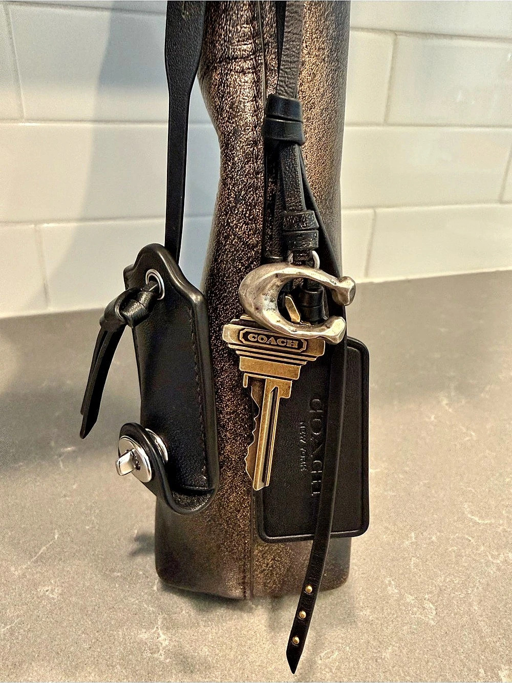 Coach Brooklyn 28 shoulder bag in Loved Leather w/ insert and extra Coach charm - Picture 8 of 16